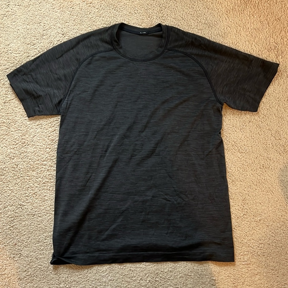 Men’s lululemon black tshirt sz M